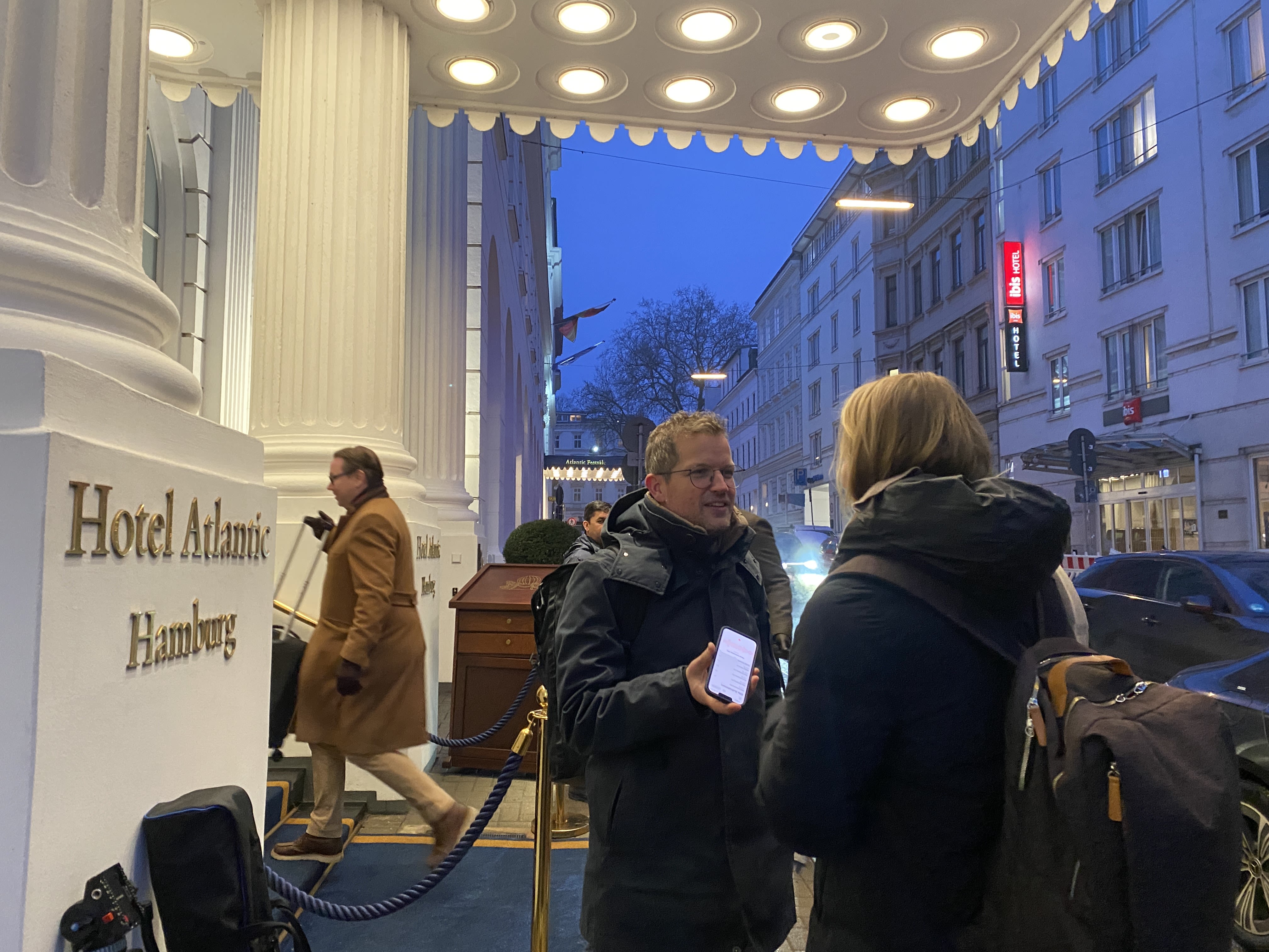 Moritz und Christina vor dem Eingang des Hotels Atlantic