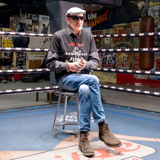 Eddy Kante sitzt auf einem Hocker im Boxring