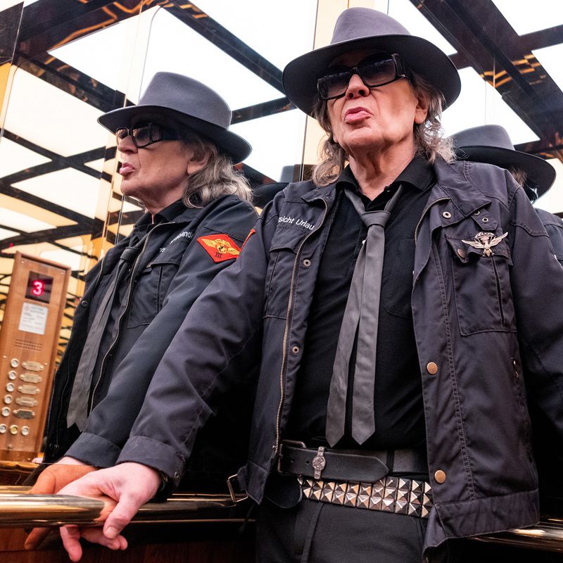 Udo Lindenberg steht im verspiegelten Fahrstuhl