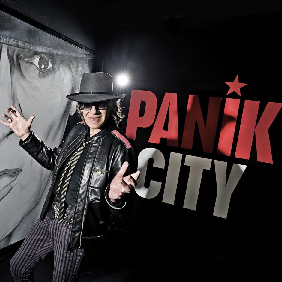 Udo vor dem Logo der Panik City