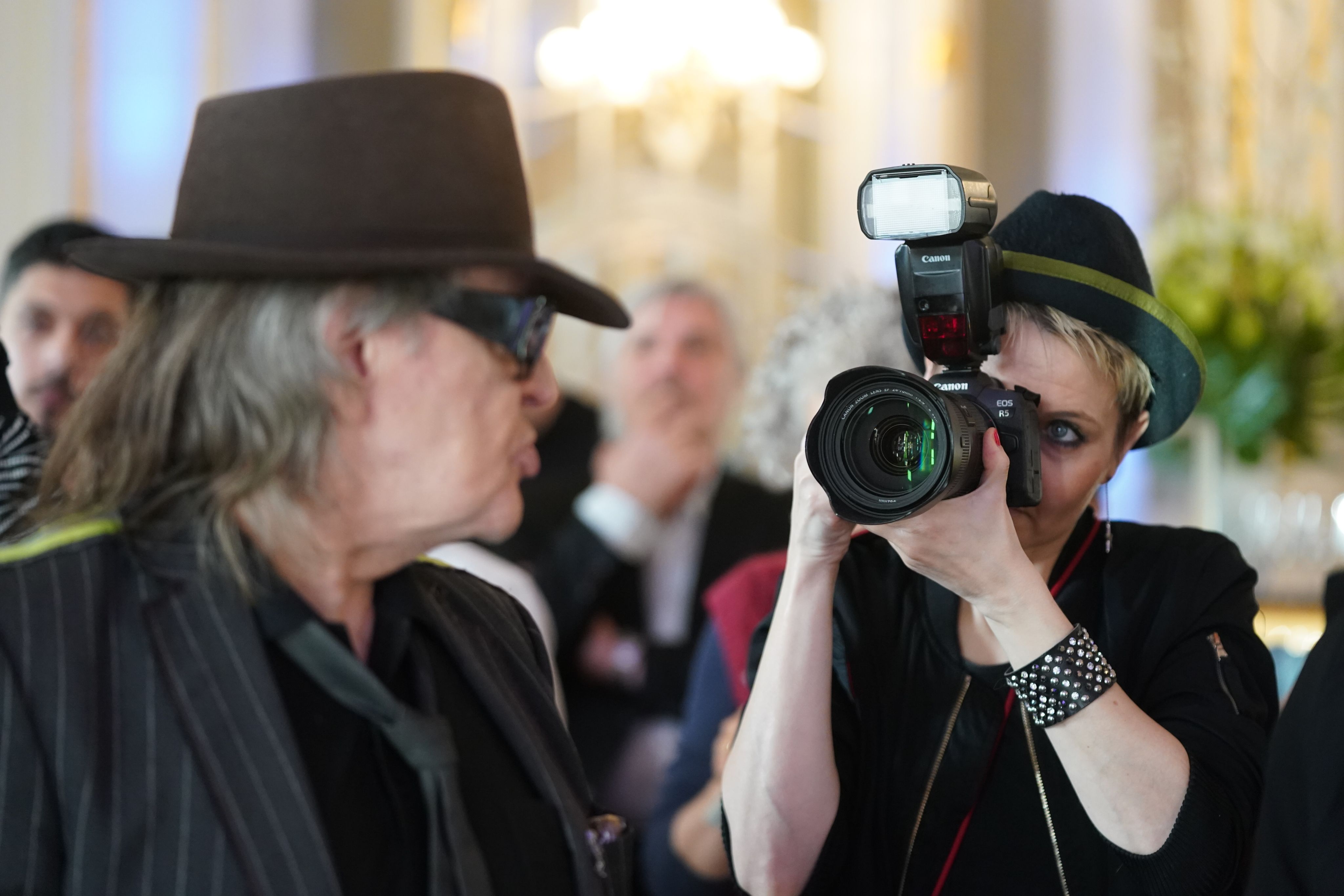 Tine Acke fotografiert Udo bei einer Veranstaltung 2023