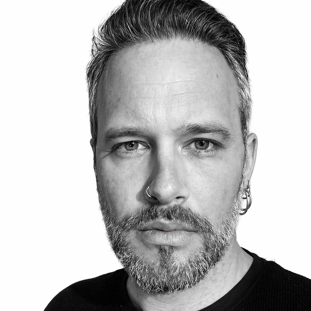 Rita Flügge-Timm sitzt lässig an einem Bistrotisch