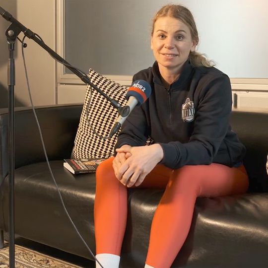 Natalie Zimmermann sitzt auf einem Sofa