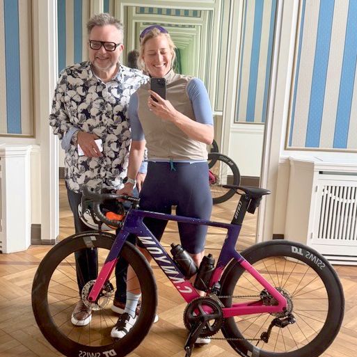 Ben Streubel steht mit Christina an ihrem Rennrad